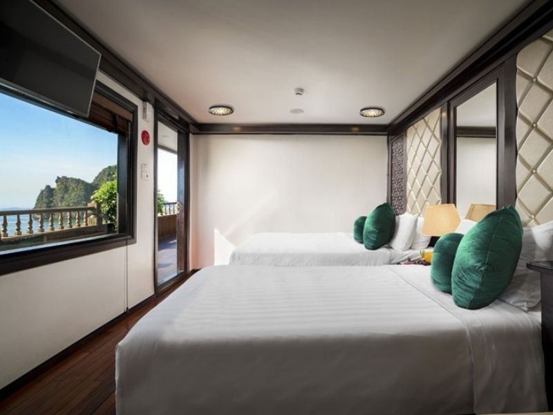 Senior Balcony Suite Triple riêng tư, ban công ngắm vịnh đẹp