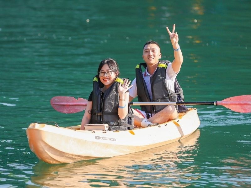 Du khách có thể tự tay chèo kayak len lỏi qua những dãy núi đá vôi hùng vĩ