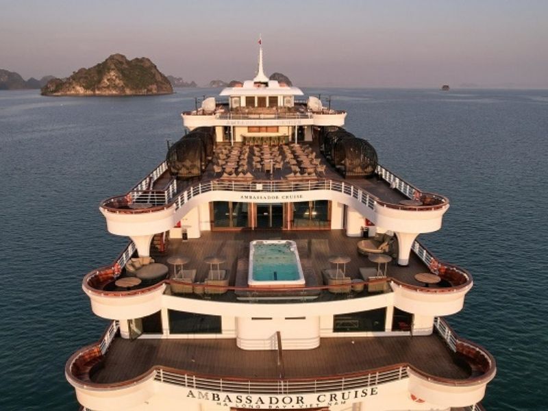 Du khách đặc biệt ấn tượng với sundeck rộng lớn và không gian tổ chức sự kiện sang trọng.