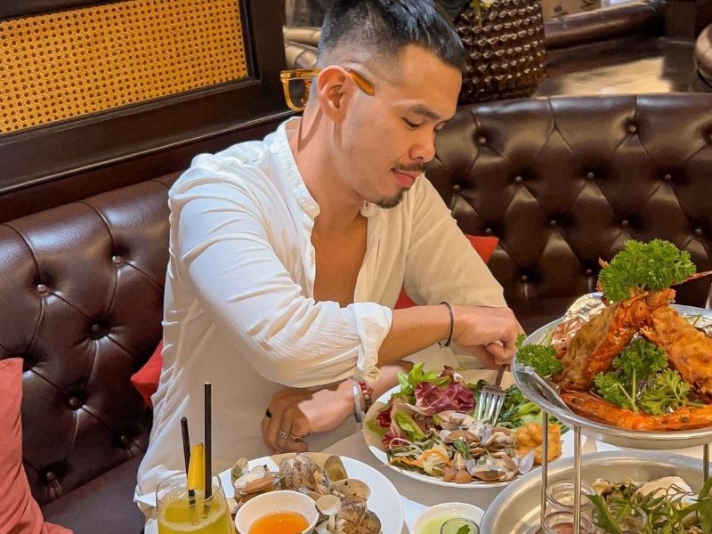 Du khách có thể lựa chọn buffet cao cấp hoặc set menu tinh tế với thực đơn đa dạng Á – Âu