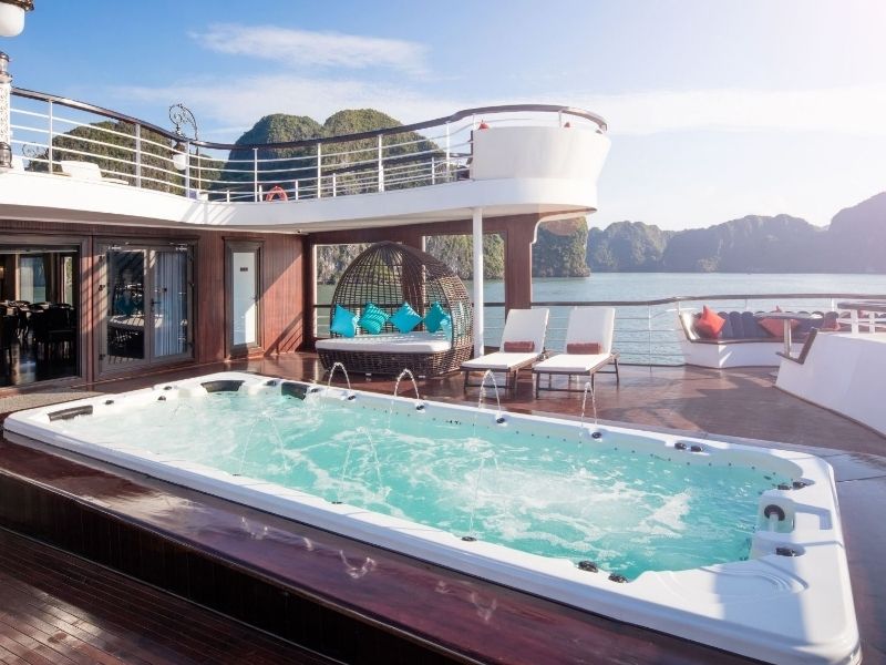 Bể sục Jacuzzi ngoài trời trên Du thuyền Ambassador là không gian thư giãn lý tưởng giữa khung cảnh Vịnh Hạ Long