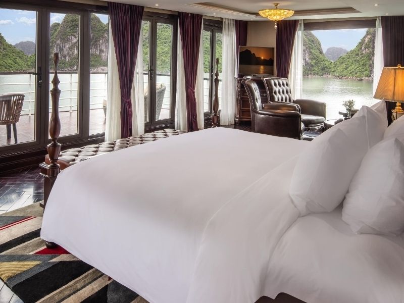 Presidential 2-Floor Suite với không gian rộng rãi, ban công lớn hướng vịnh mang đến tầm nhìn đắt giá.