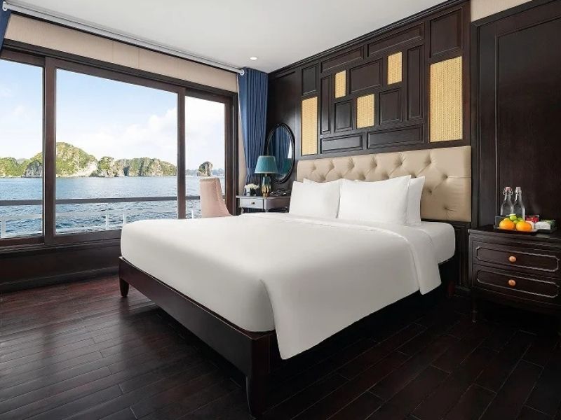 Junior Suite Seaview 1 floor sở hữu không gian ấm cúng với cửa sổ hướng vịnh.