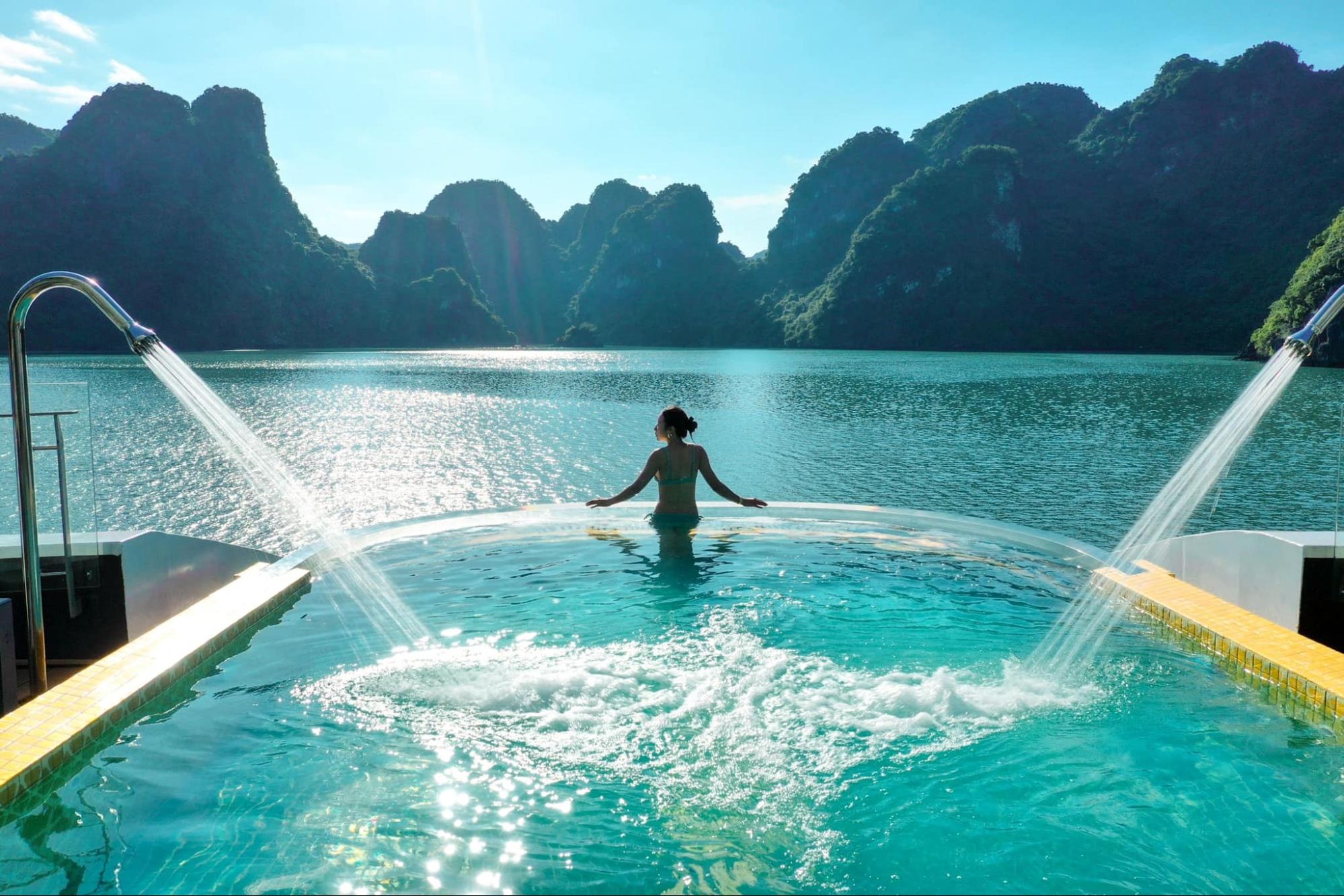 Du thuyền Elite of the Seas đúng chuẩn nghỉ dưỡng 6 sao sang trọng giữa Vịnh Hạ Long và Lan Hạ với mức giá hợp lý.