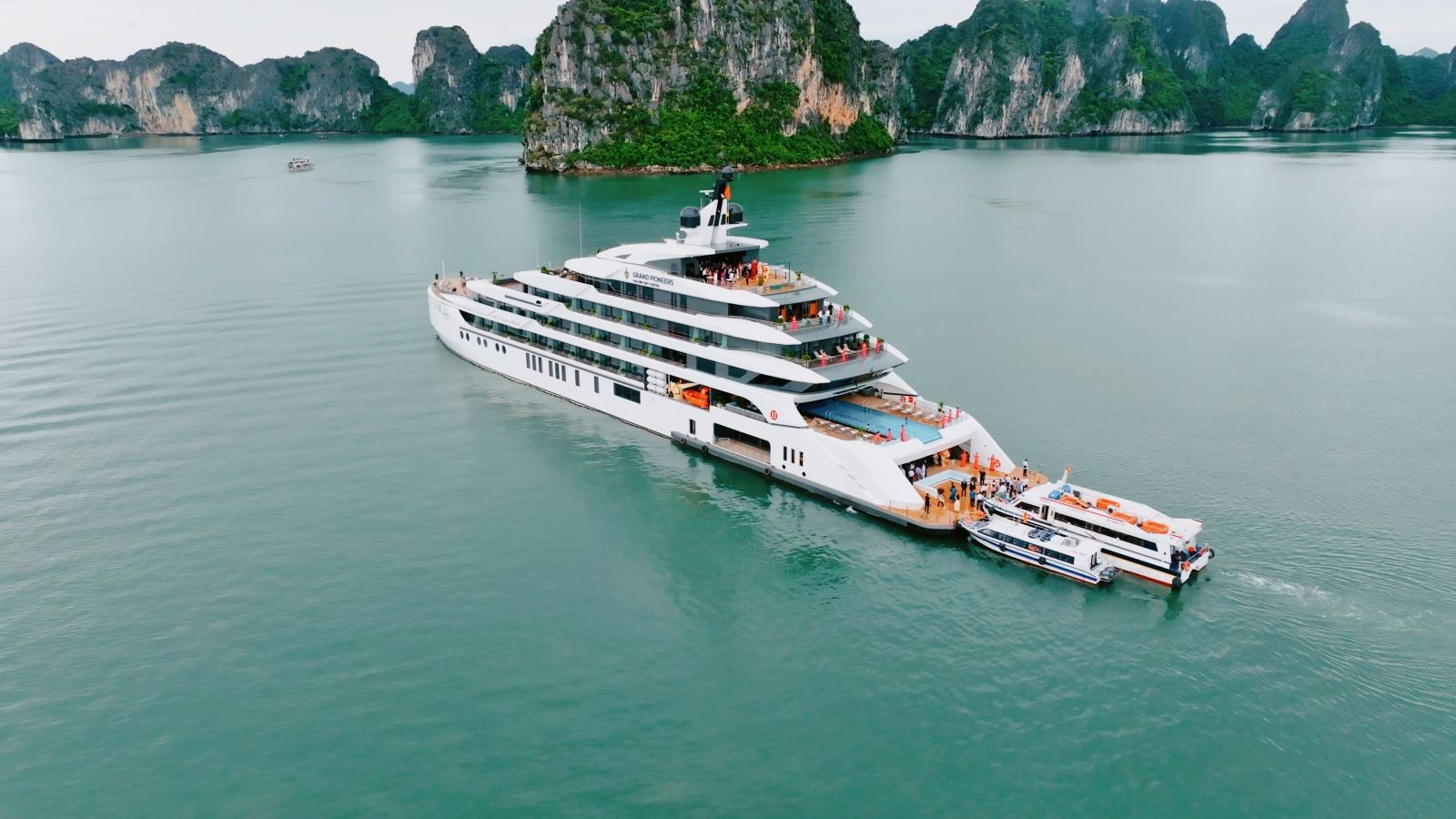  Khám phá du thuyền Grand Pioneers 6 sao đẳng cấp, hành trình độc đáo và nghỉ dưỡng xa hoa giữa vịnh di sản.