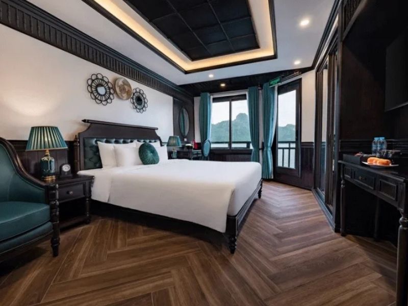 Senior Triple Suite có ban công riêng và bồn tắm view biển