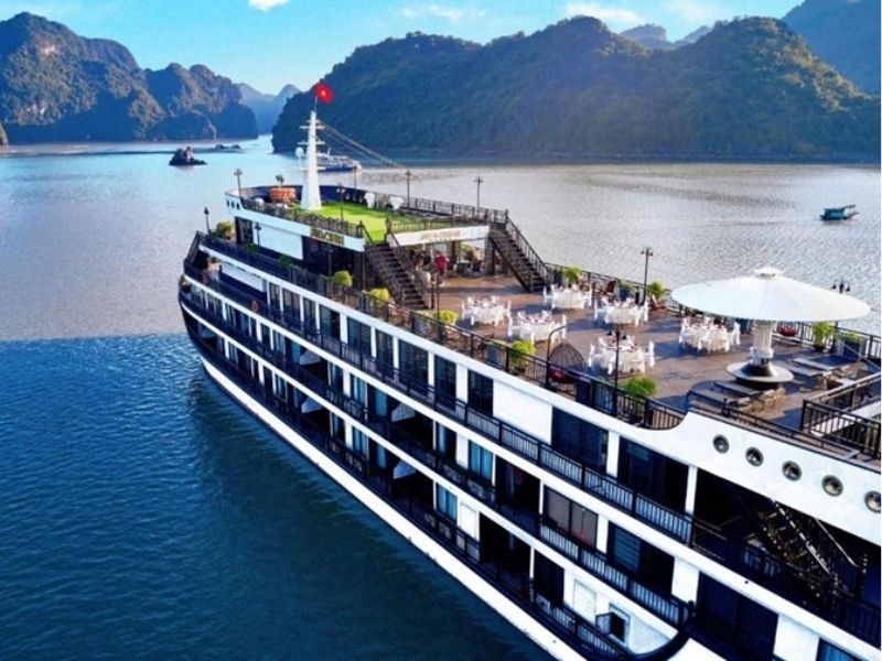 Du thuyền Rita Cruise là siêu du thuyền quốc tế 5 sao mới nhất trên Vịnh Hạ Long.