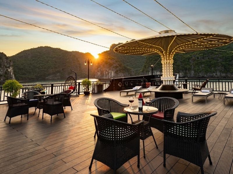 Rita Cruise trên Vịnh Hạ Long, tiện nghi nhà hàng, spa, skybar