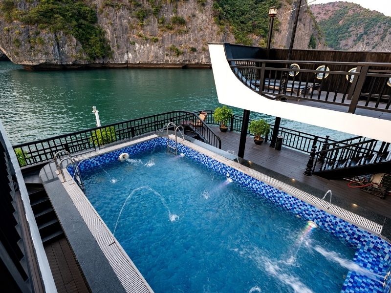 Bể bơi trên du thuyền Rita năm bên ngoài khu vực bar cà phê và nhà hàng