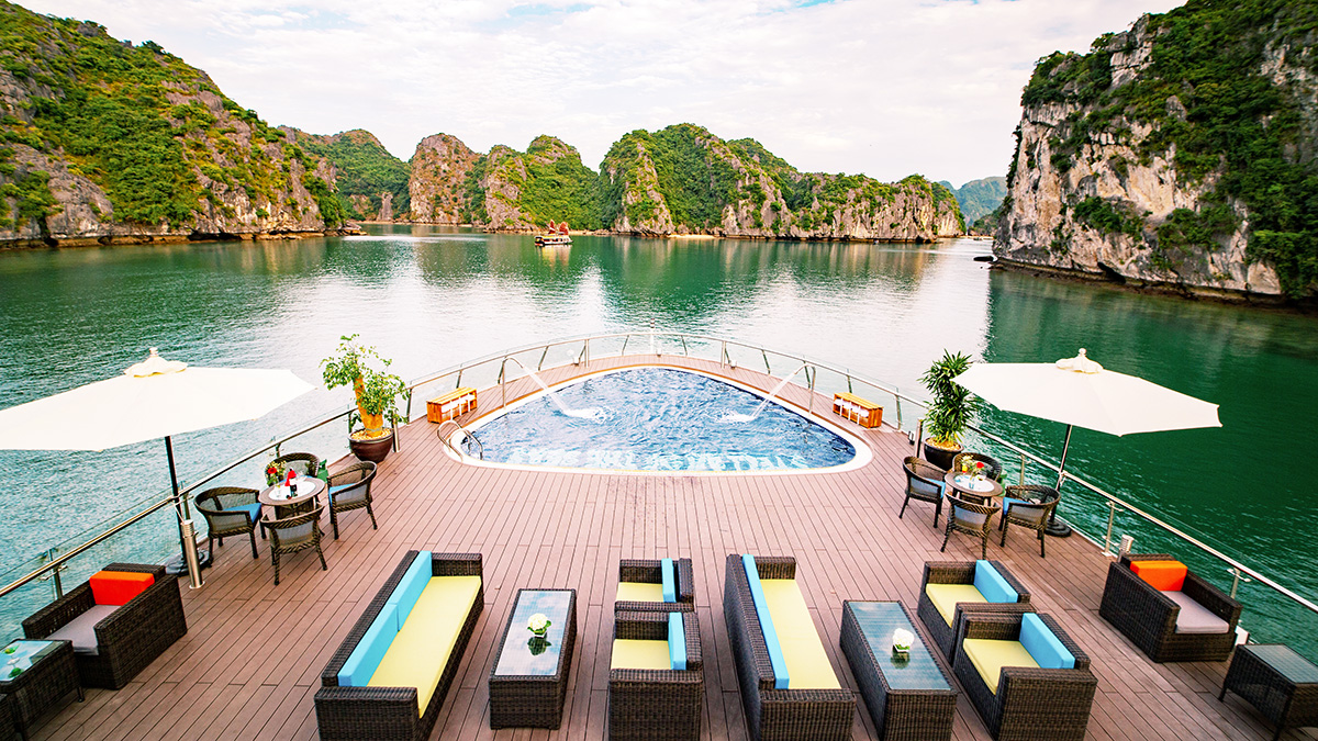 Du thuyền Stellar of the Seas mang đến kỳ nghỉ dưỡng 6 sao sang trọng, riêng tư giữa vịnh Hạ Long huyền thoại.