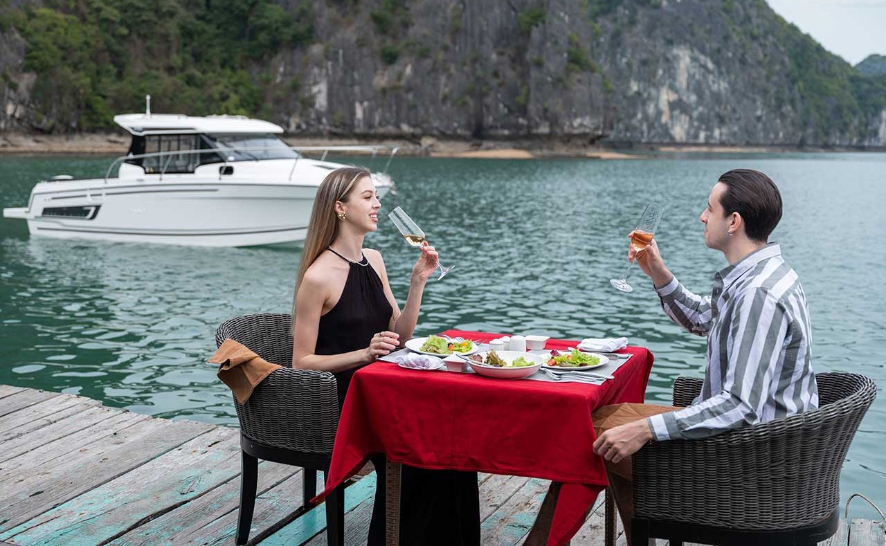 Du thuyền Stellar of the Seas mang đến kỳ nghỉ dưỡng 6 sao sang trọng, riêng tư giữa vịnh Hạ Long huyền thoại.