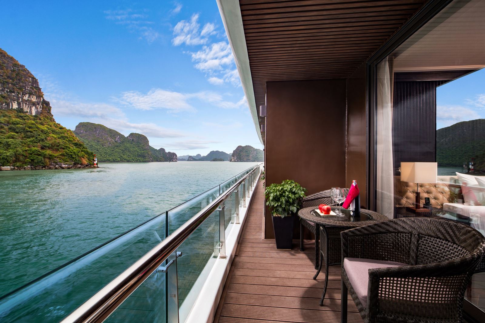 Du thuyền Stellar of the Seas mang đến kỳ nghỉ dưỡng 6 sao sang trọng, riêng tư giữa vịnh Hạ Long huyền thoại.
