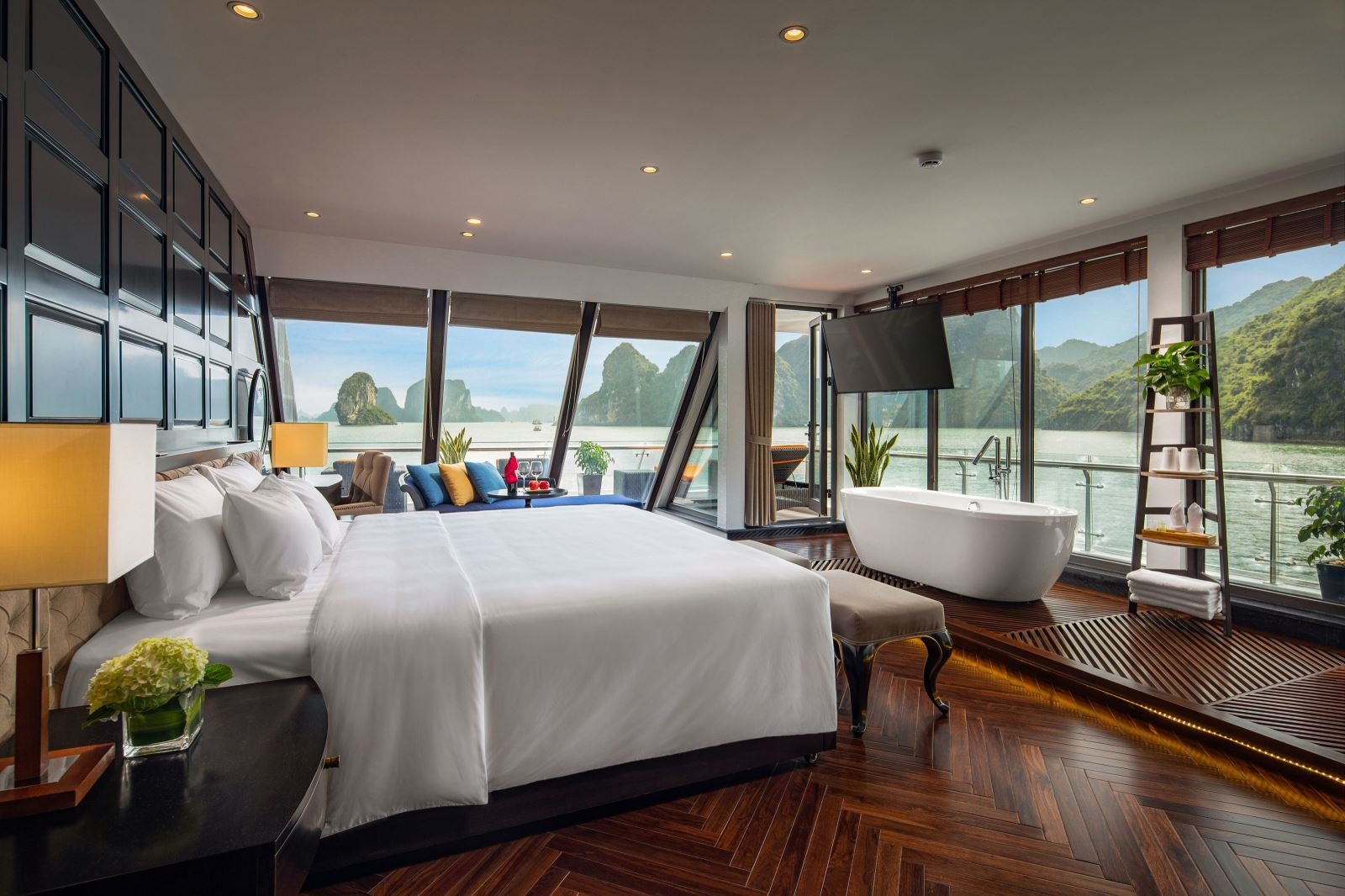 Du thuyền Stellar of the Seas mang đến kỳ nghỉ dưỡng 6 sao sang trọng, riêng tư giữa vịnh Hạ Long huyền thoại.