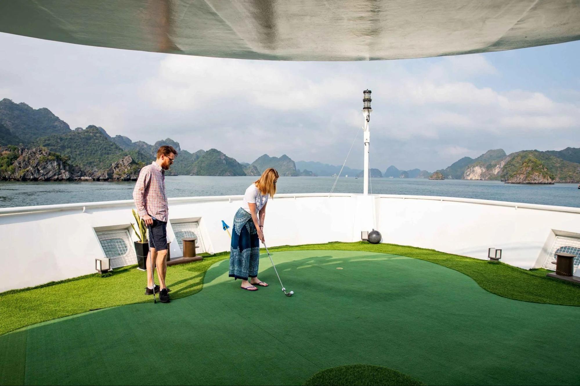 Du thuyền Stellar of the Seas mang đến kỳ nghỉ dưỡng 6 sao sang trọng, riêng tư giữa vịnh Hạ Long huyền thoại.
