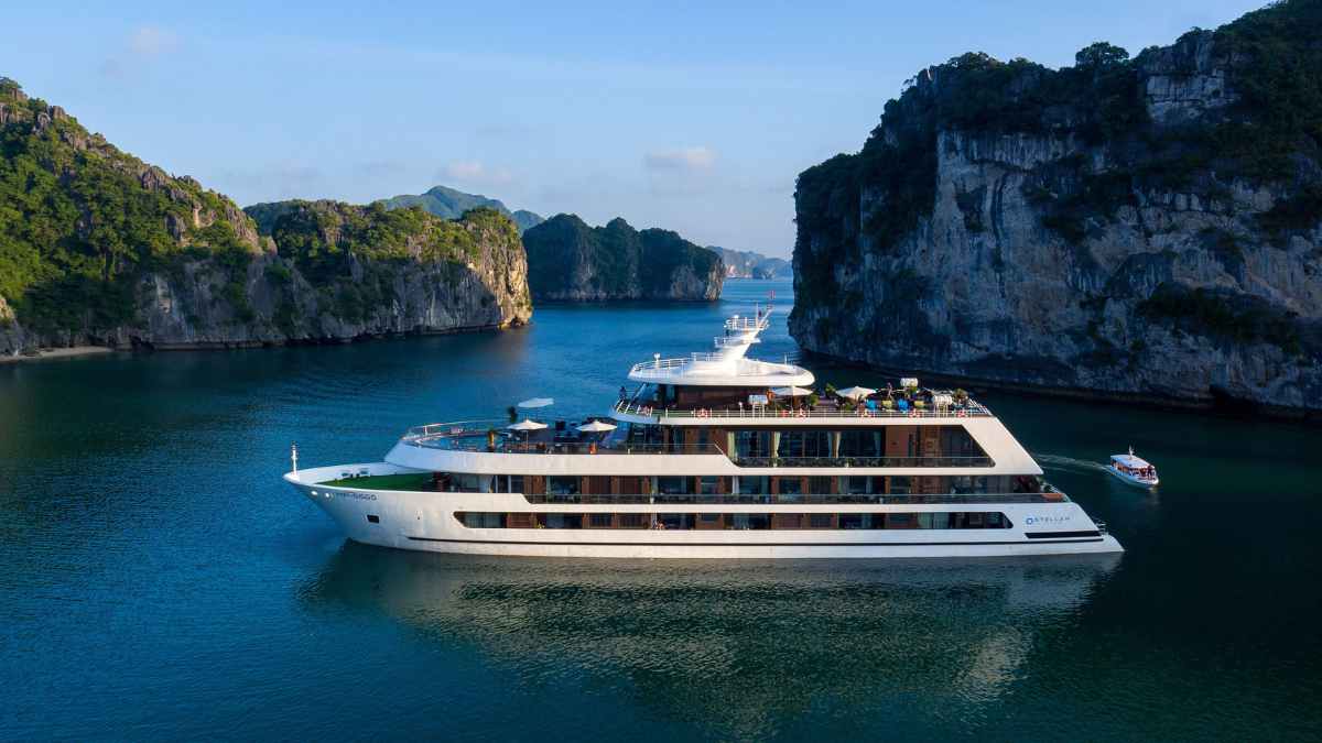 Du thuyền Stellar of the Seas mang đến kỳ nghỉ dưỡng 6 sao sang trọng, riêng tư giữa vịnh Hạ Long huyền thoại.