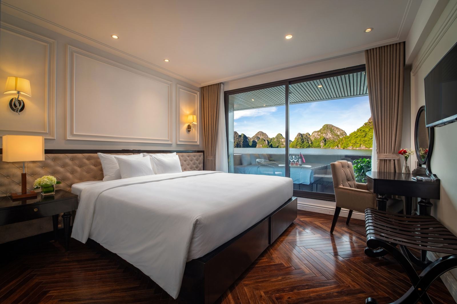 Du thuyền Stellar of the Seas mang đến kỳ nghỉ dưỡng 6 sao sang trọng, riêng tư giữa vịnh Hạ Long huyền thoại.