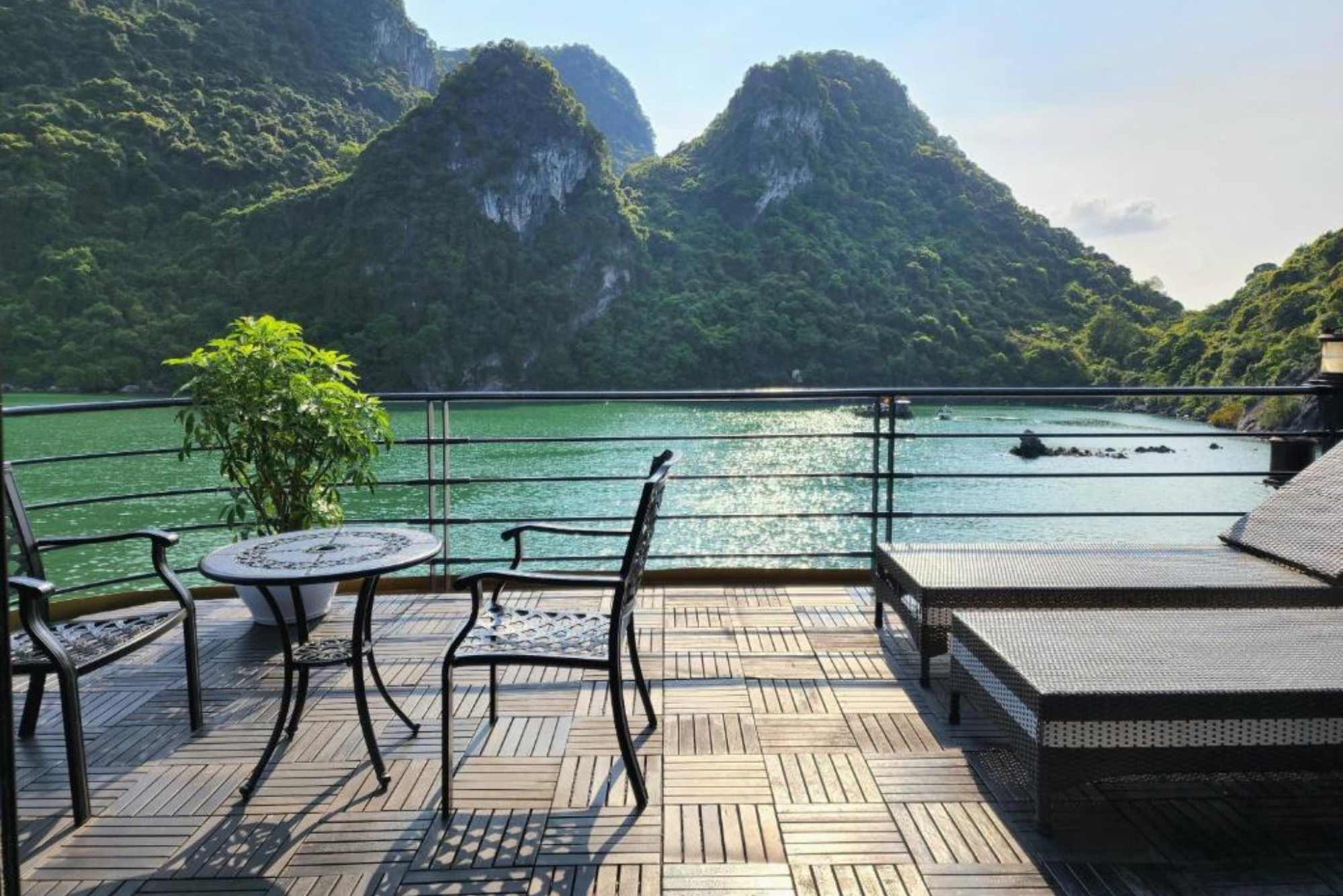 Mũi tàu với view khoáng đạt trên khoang du thuyền Venus