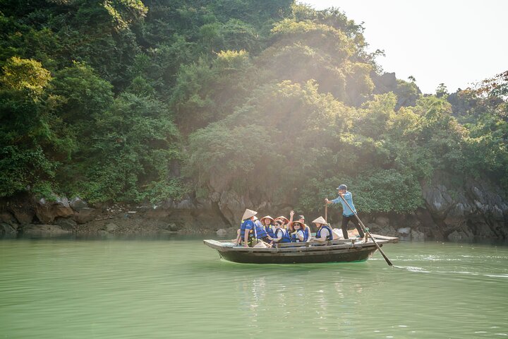 Đi cùng gia đình có người lớn tuổi hoặc trẻ nhỏ, lựa chọn ngồi thuyền nan do người dân địa phương chèo