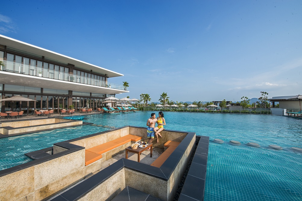 Hồ bơi ngoài trời có diện tích rộng và nhiều góc check in
