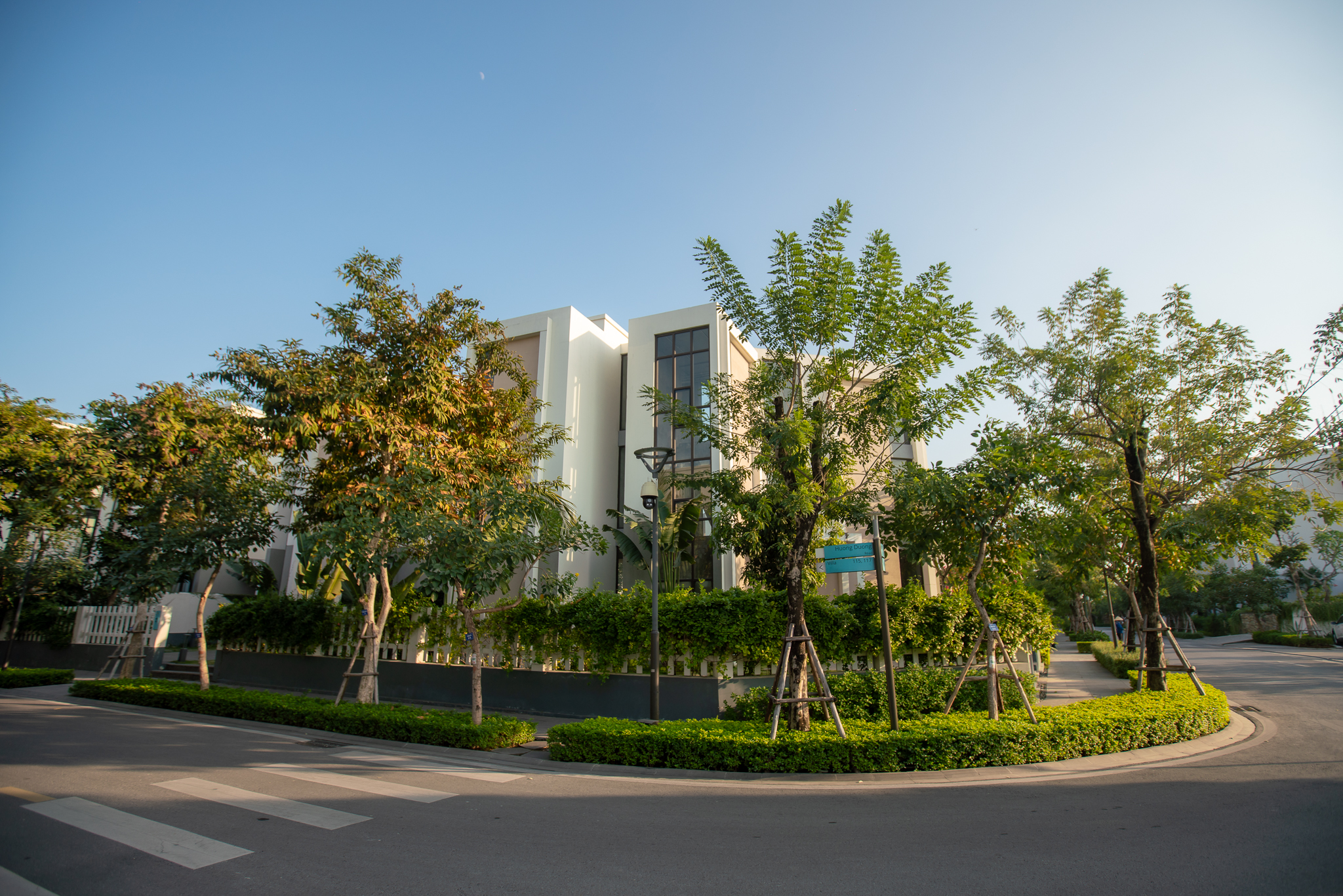 Khuôn viên villa xong mát