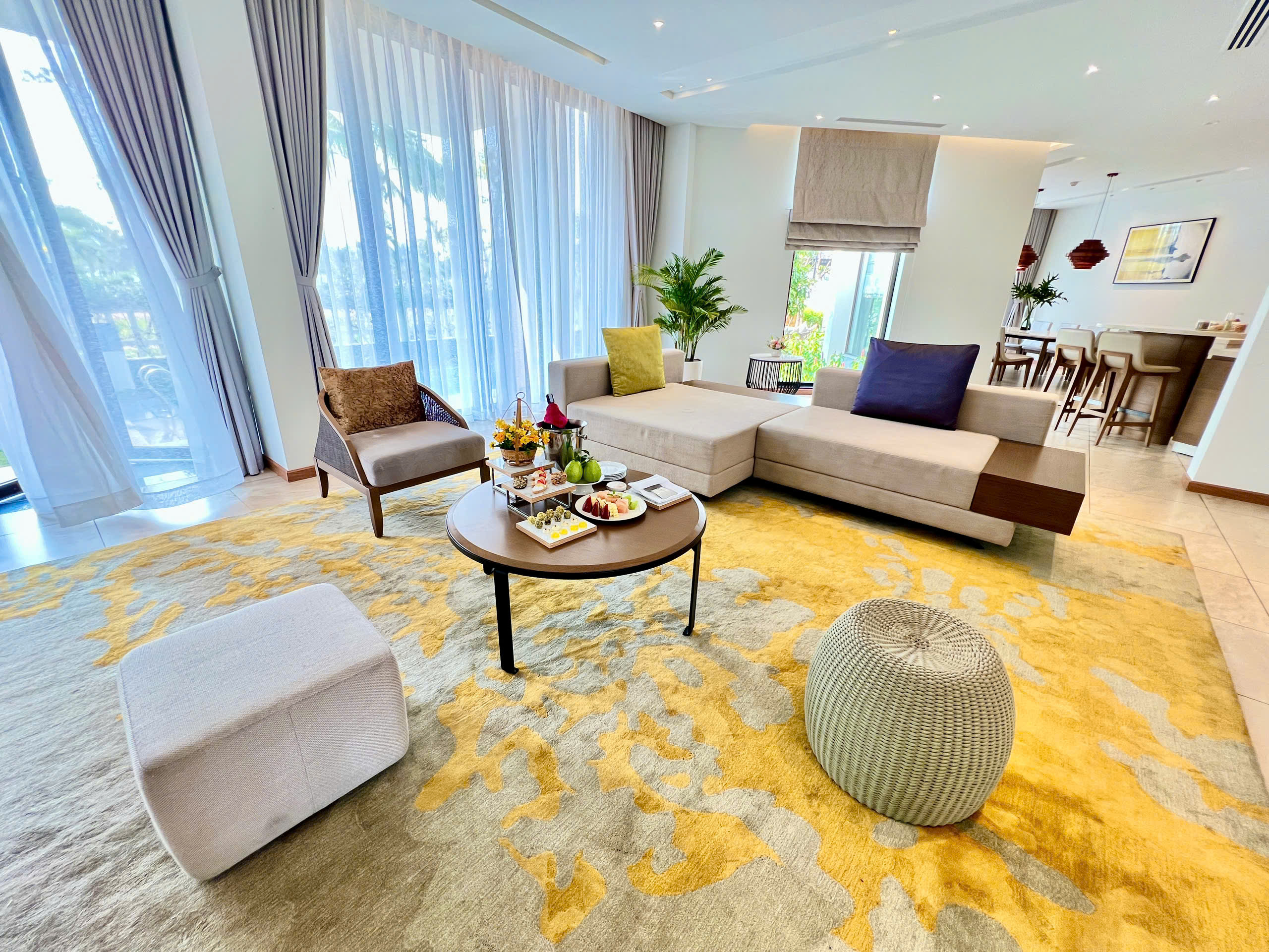 villa có phòng khách rộng rãi làm không gian sinh hoạt chung
