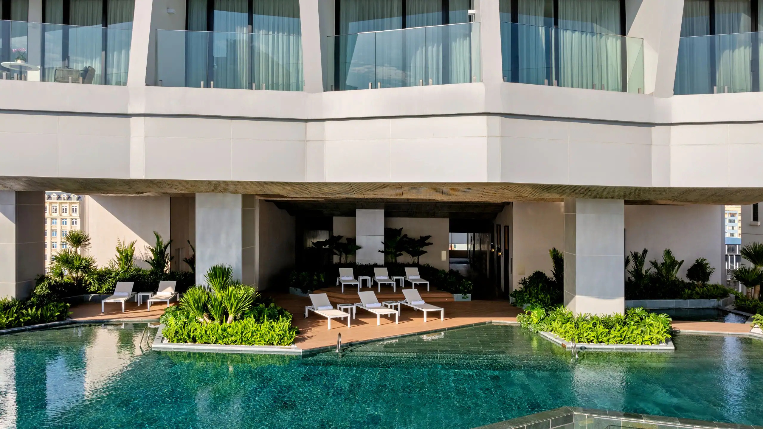 Làn nước xanh mát cùng khu vực ghế tắm nắng êm ái mang đến cho du khách không gian thư giãn lý tưởng