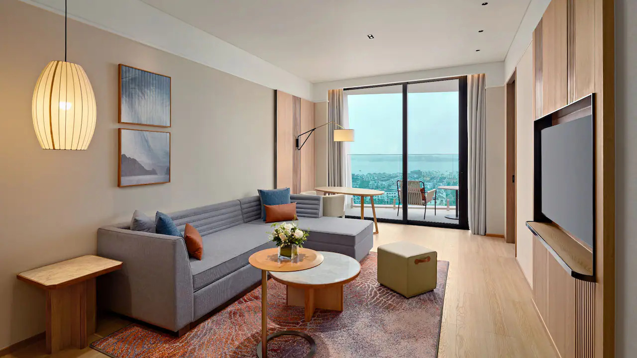 Phòng Suite mang đến trải nghiệm lưu trú cao cấp với diện tích rộng rãi và thiết kế tinh tế