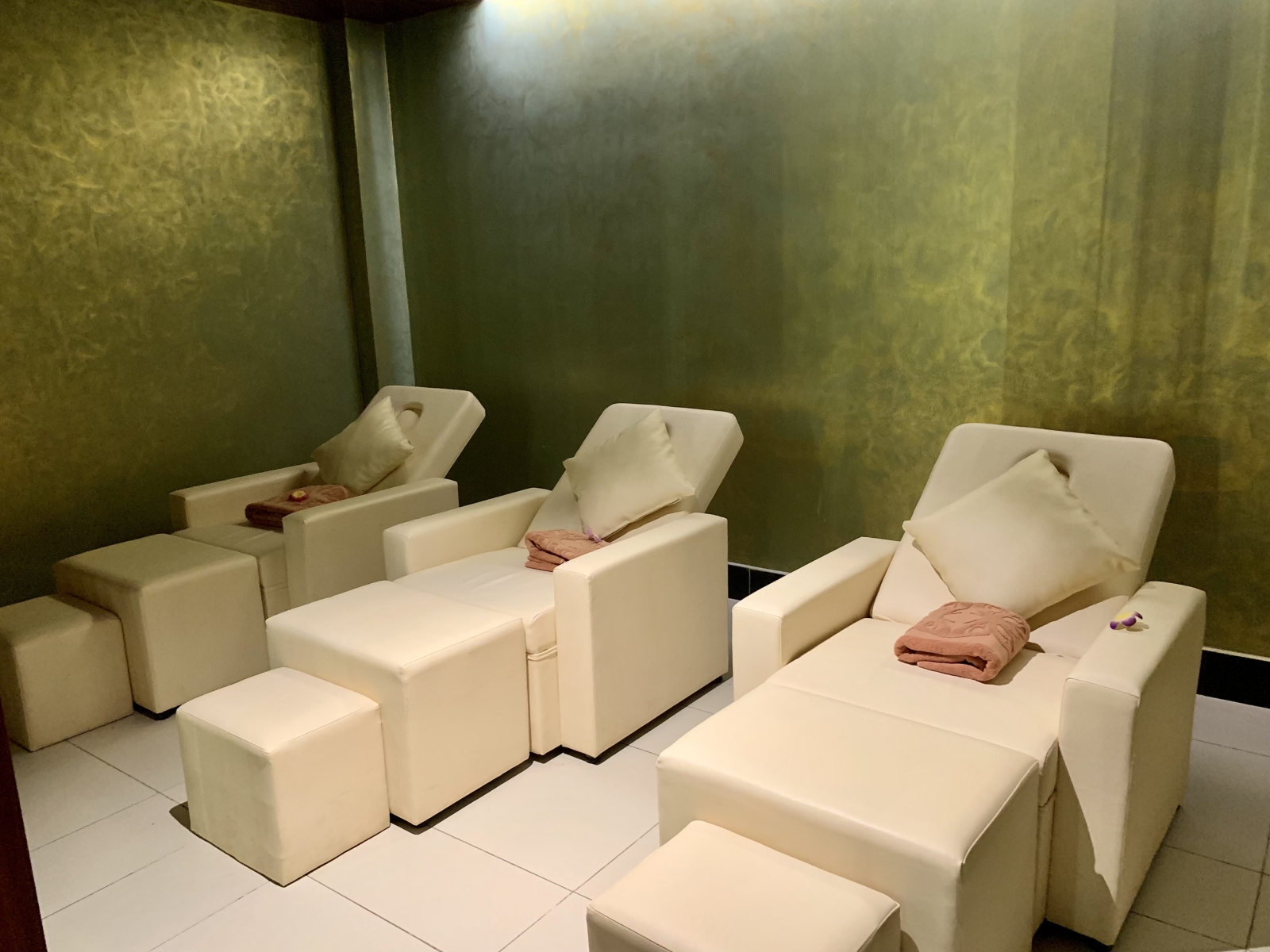 Phòng Spa mang thiết kế tối giản để du khách thư giãn