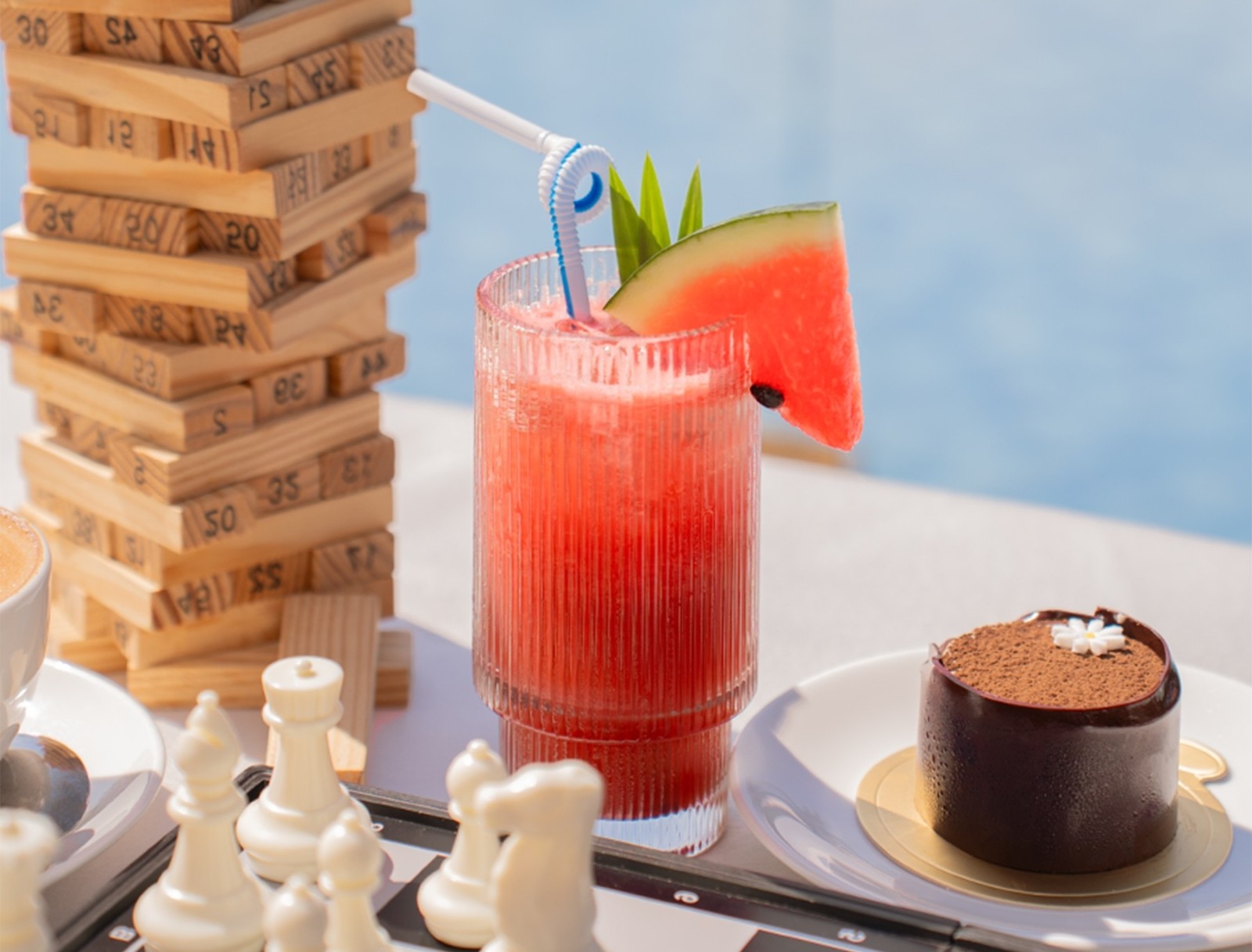 Infinity Bar phục vụ các loại cocktail cùng với bánh và cà phê