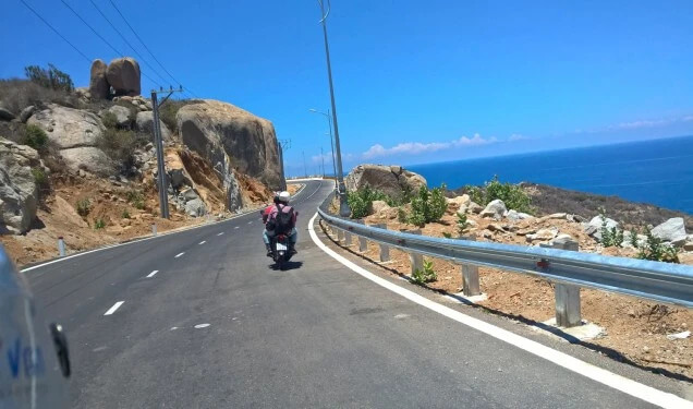 Đi xe máy đến chùa Quan Âm 