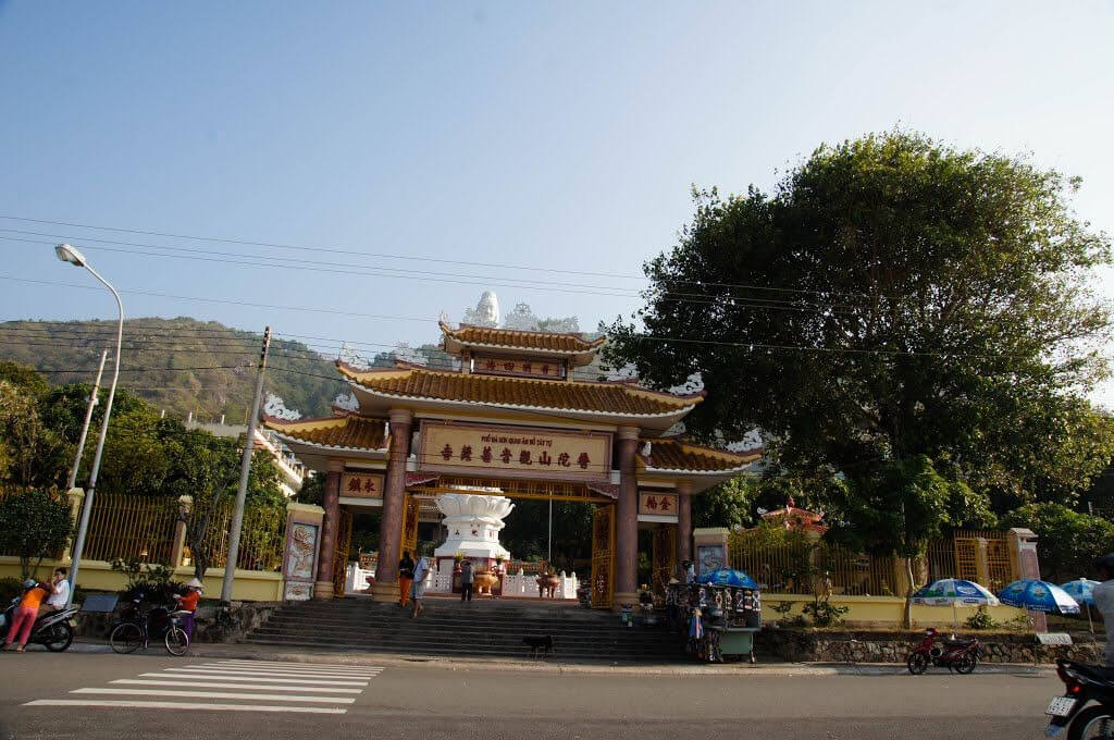 Di chuyển đến chùa Quan Âm 