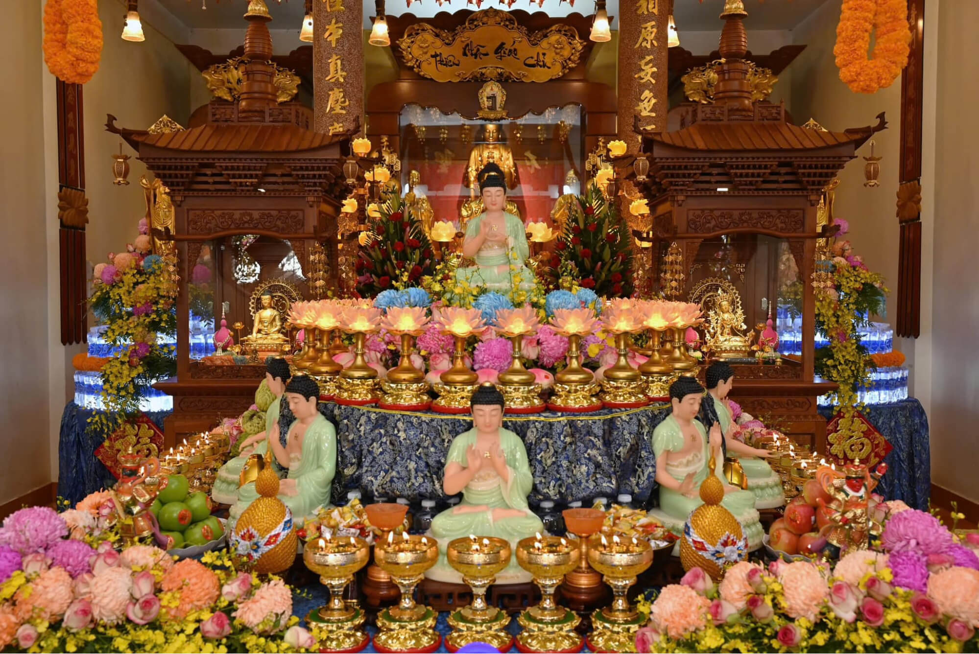 Khu vực chánh điện linh thiêng