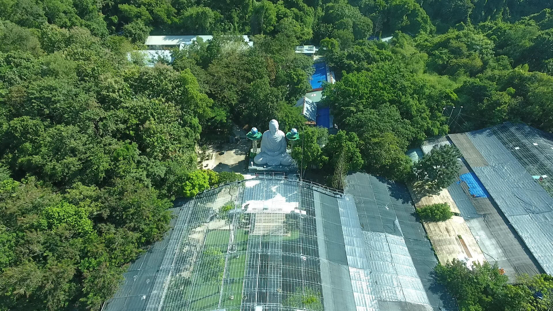 Khuôn viên xanh mát của ngôi chùa