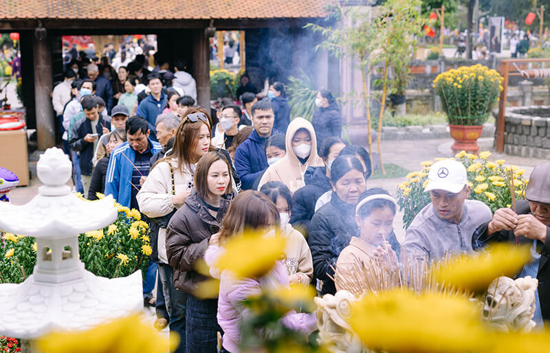 Thắp hương, cầu nguyện khi tới chùa Thiên Tôn Phật Quang 