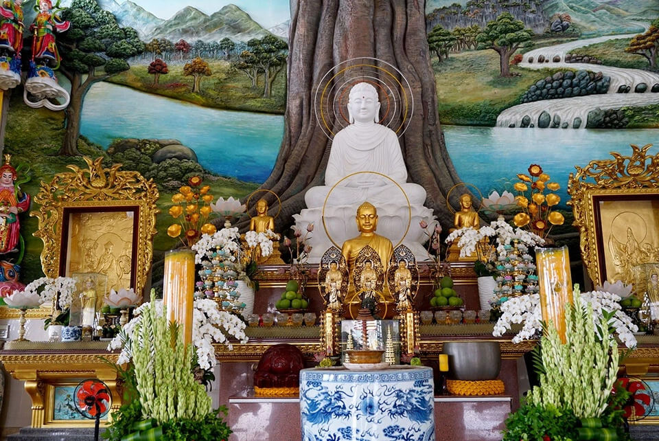 Khu thờ cúng tại ngôi chùa linh thiêng