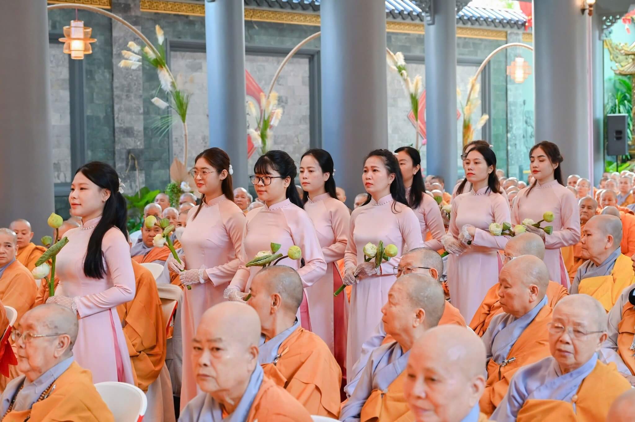 Du khách thắp hương cầu an, gửi gắm lời nguyện chân thành