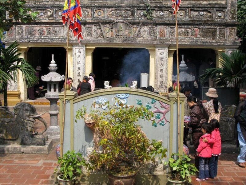 Người dân đến tham quan và cầu bái vào dịp lễ hội