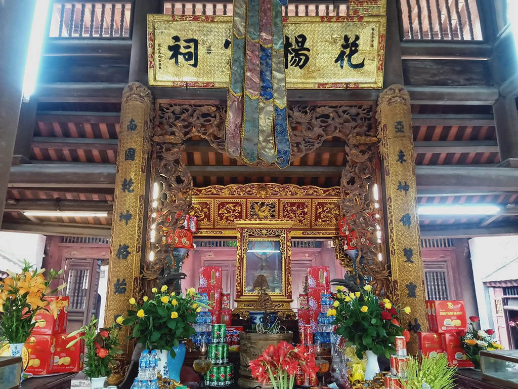 Điện thờ bên trong ngôi đền Mẫu