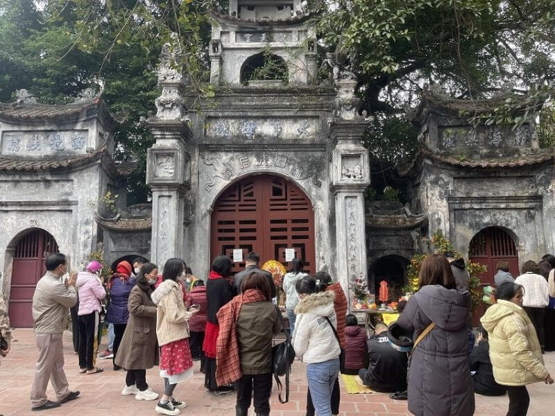 Đền Mẫu Hưng Yên thu hút đông đảo du khách thập phương