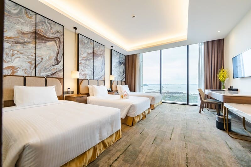 Hạng phòng Deluxe Triple rộng rãi với cửa sổ hướng biển