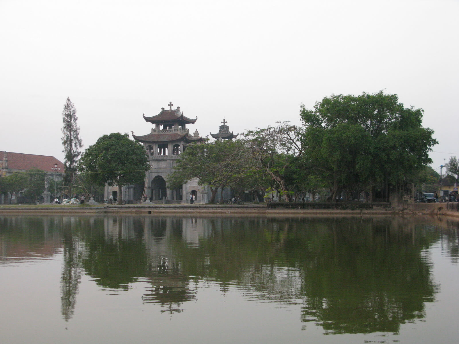 Khung cảnh bình yên xung quanh nhà thờ đá Phát Diệm