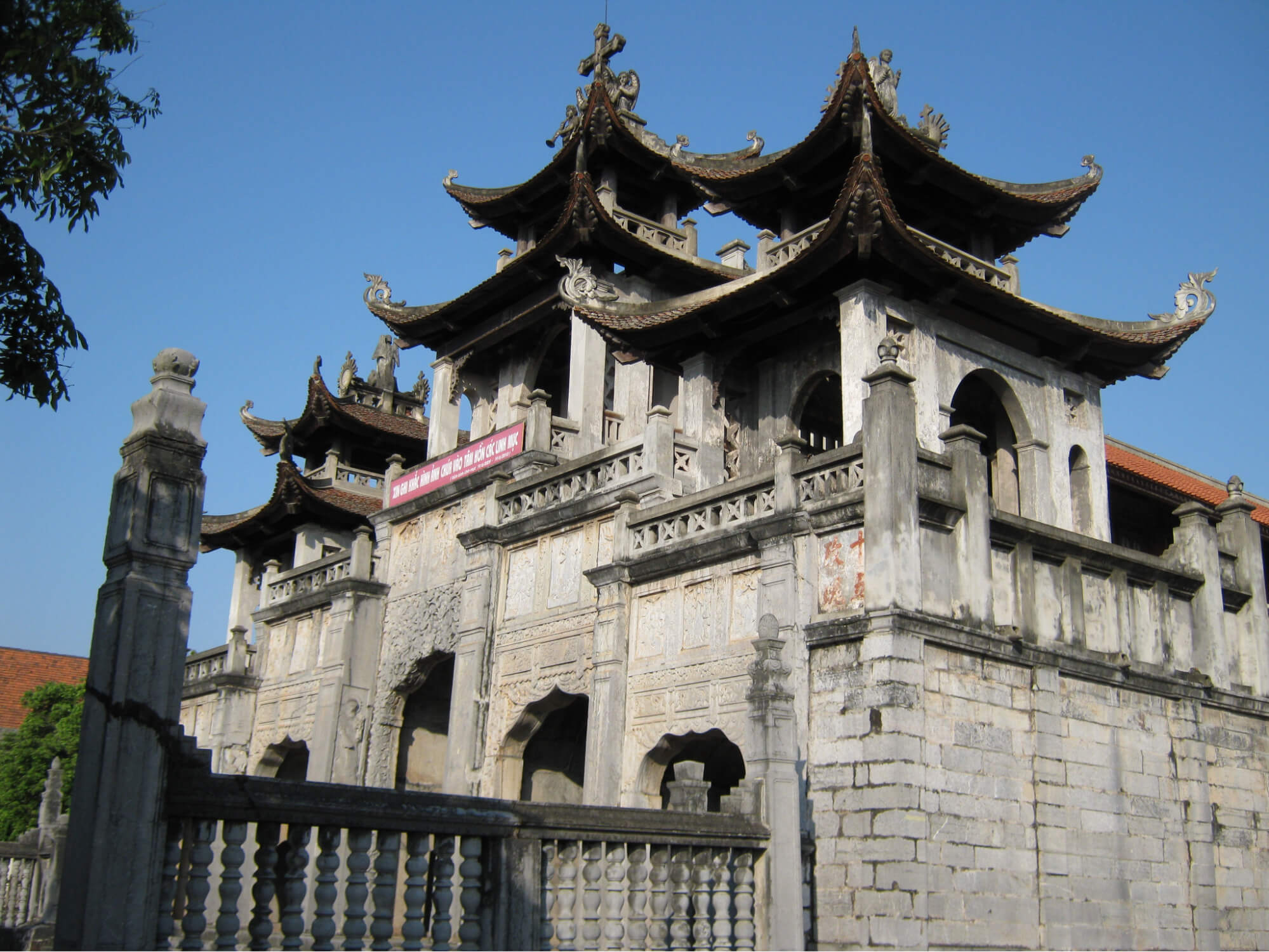Sự uy nghi của nhà thờ đá Phát Diệm