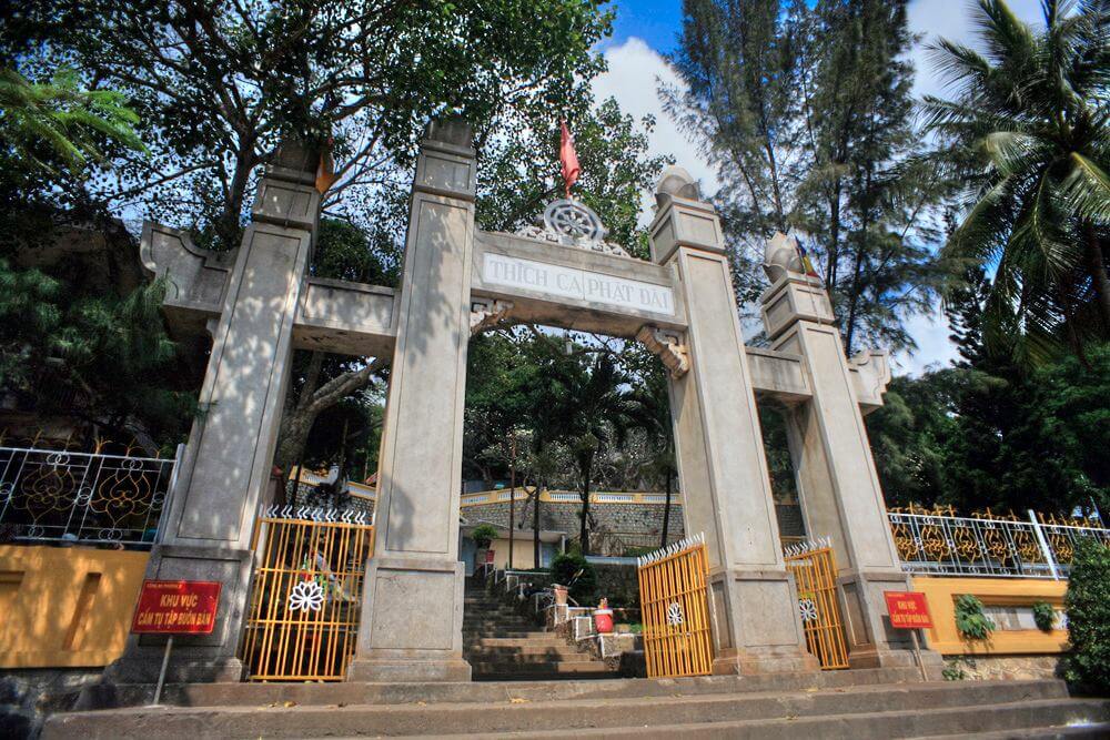 Cổng Tam Quan chùa Thích Ca Phật Đài 