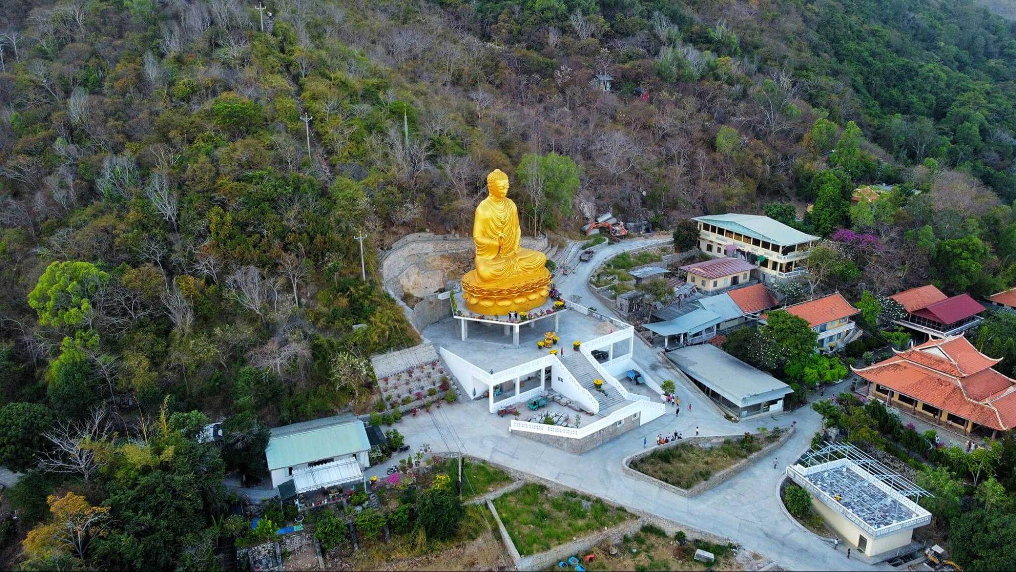 Thiền viện Chơn Không - Khuôn viên xanh, mát, nhiều cây xanh