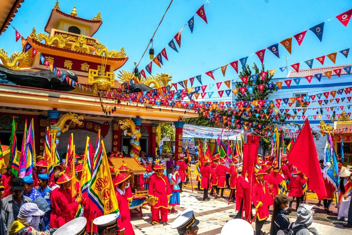 Lễ hội Cầu Ngư thu hút đông đảo du khách 