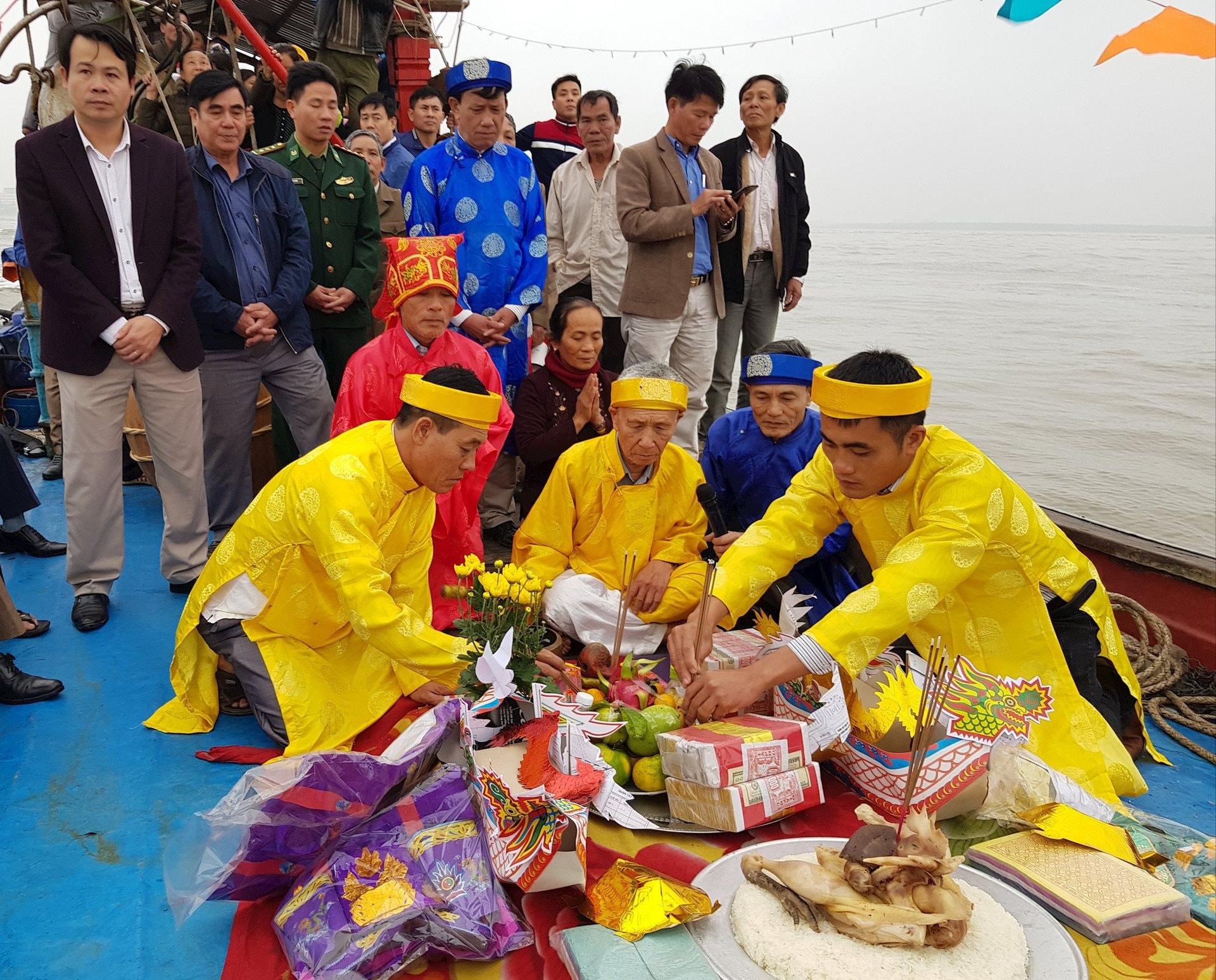 Ngư dân Phan Thiết thực hiện nghi lễ thờ Cá Ông