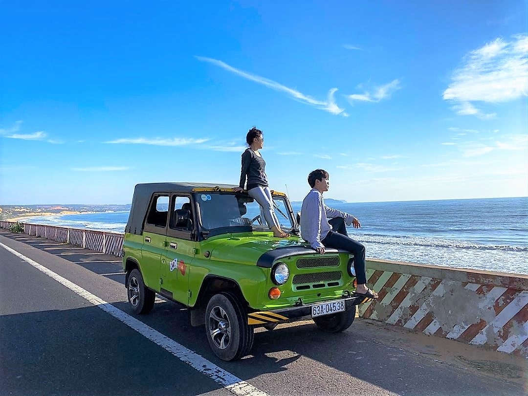 Thuê xe Jeep để tha hồ khám phá tại phố biển
