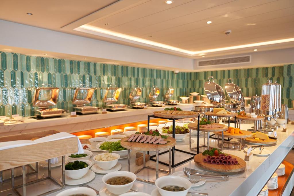 Buffet cùng đa dạng các món ăn đặc biệt là các loại hải sản