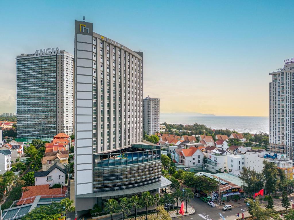 The Malibu Hotel Vũng Tàu tọa lạc ở ngay vòng xoay gần khu vực Bãi Sau