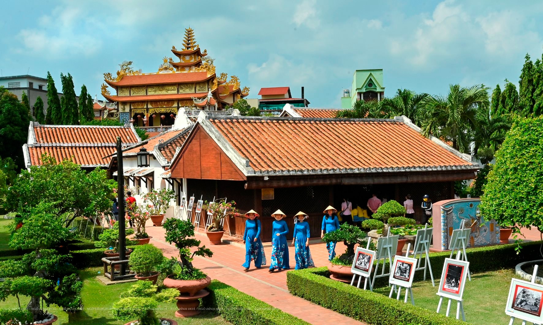 Nhiều du khách diện áo dài ghé Trường Dục Thanh